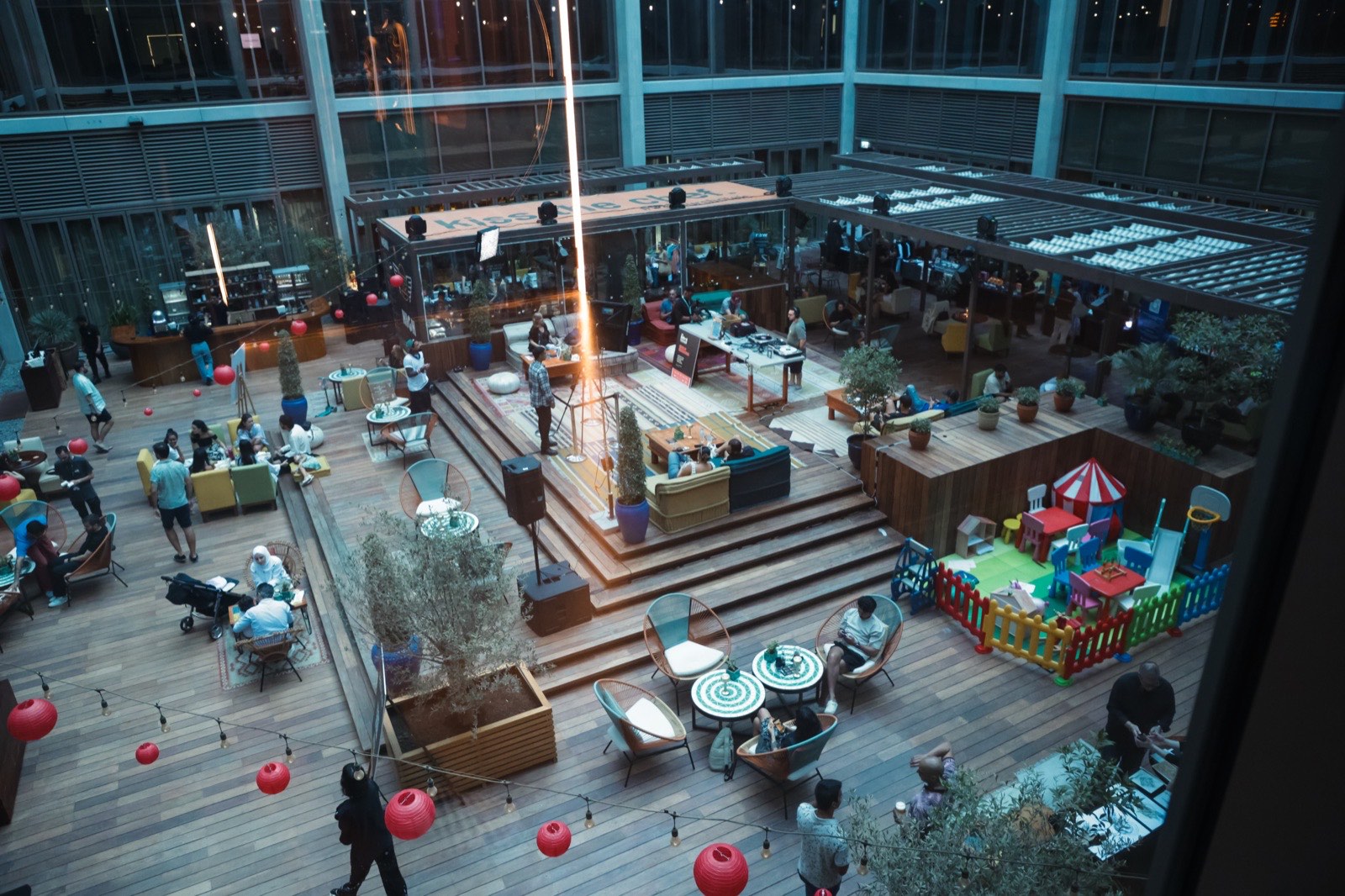 The courtyard seen from above, with stalls, tables and red balloons.